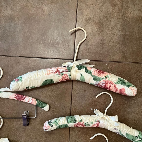 Set of 15 Gently Used Padded Hangers in Vintage Cabbage Rose Cotton Fabric - Picture 9 of 12